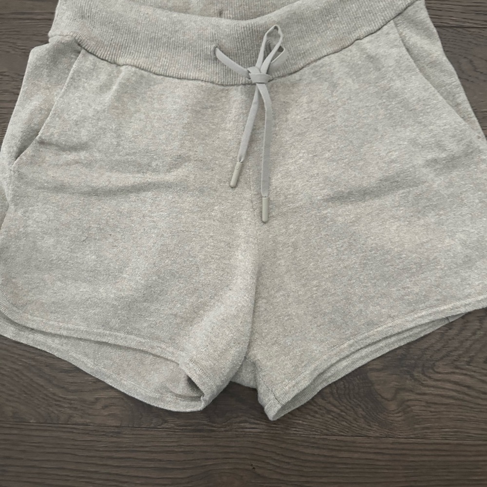 Lululemon Athletica Gray Athletic Shorts with Drawstring Waistband. Great UC.